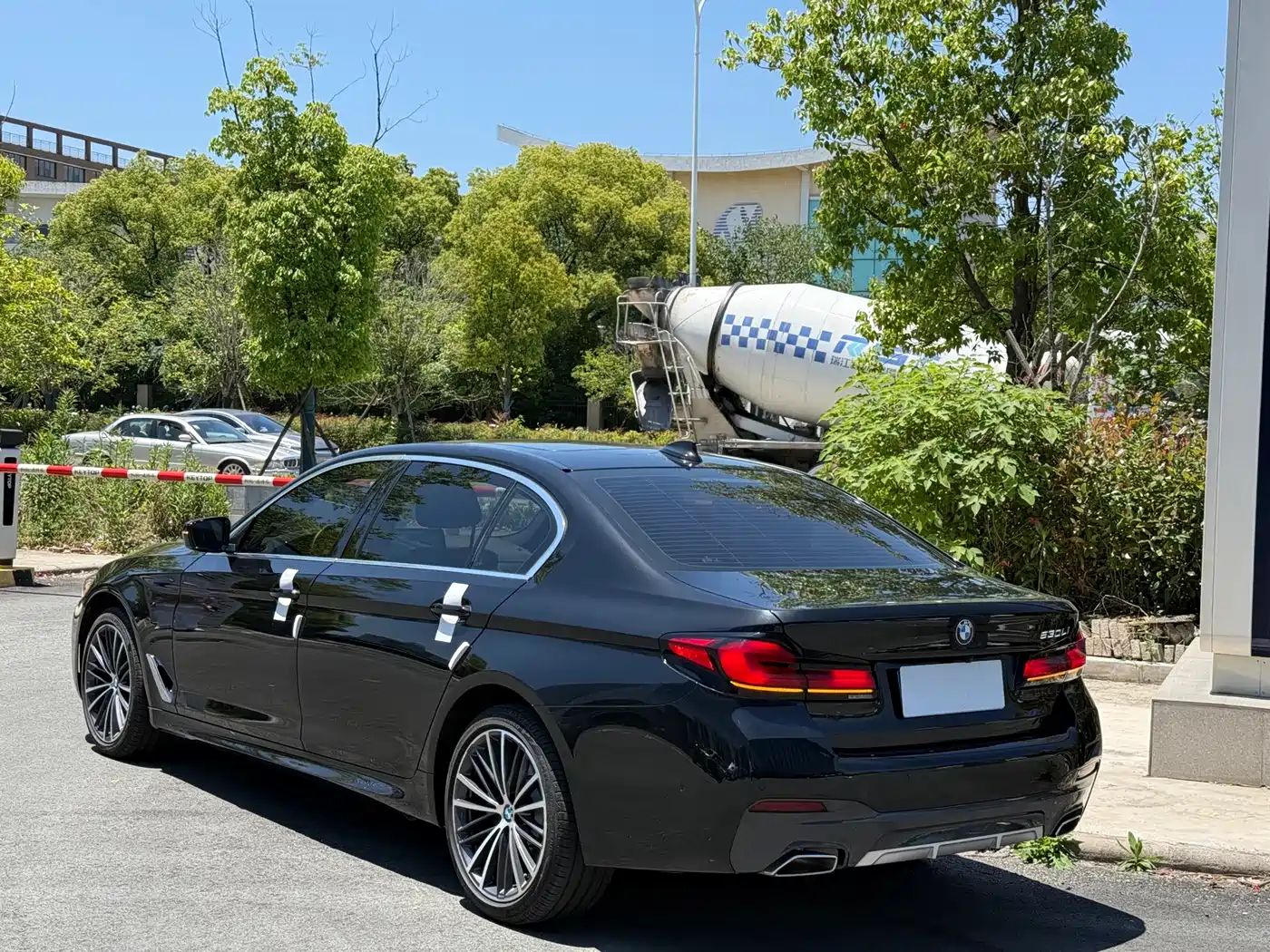 BMW 5 Series 2023 530Li Leading Luxury Package фото 4