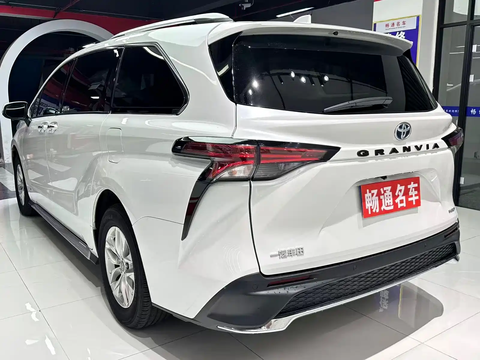 Фото 8 - Toyota Granvia