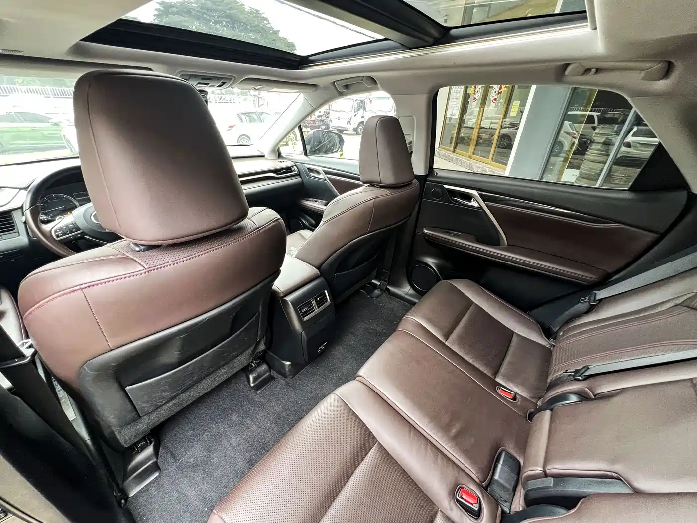 Фото 10 - Lexus RX