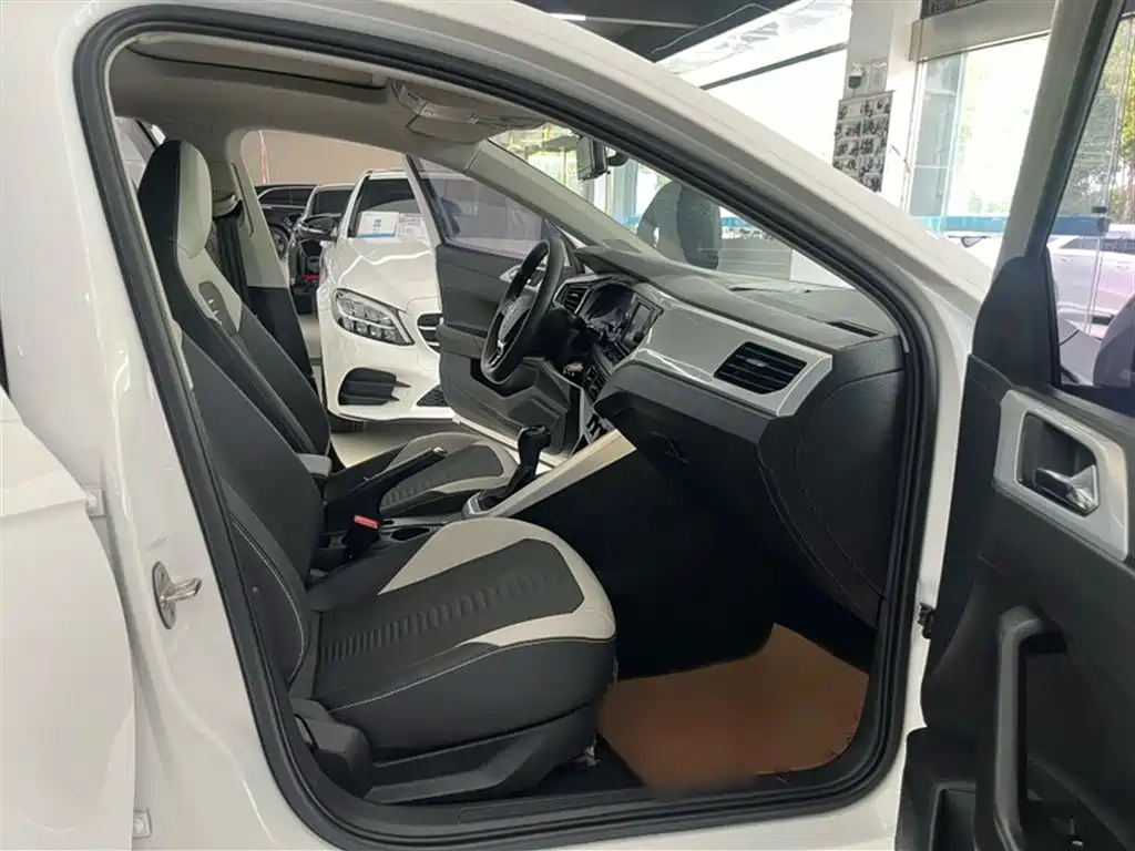 Volkswagen Polo 2019 Plus 1.5L Automatic Colorful Tech Edition фото 16