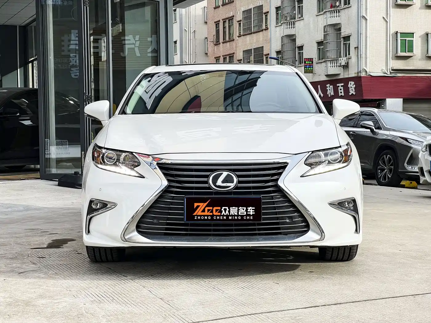 Photo 2 - Lexus ES