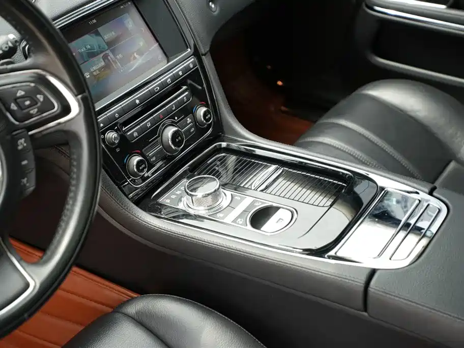 JAGUAR XJ