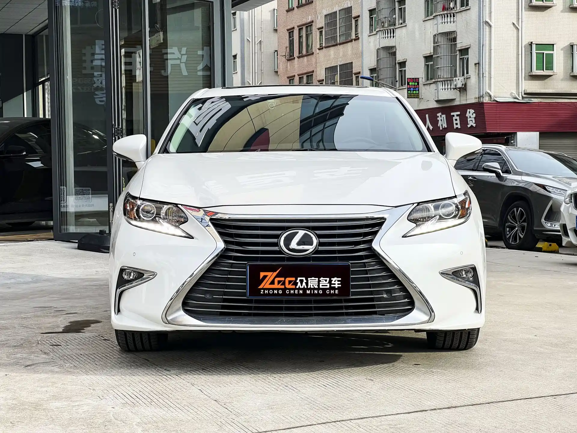 Photo 2 - Lexus ES