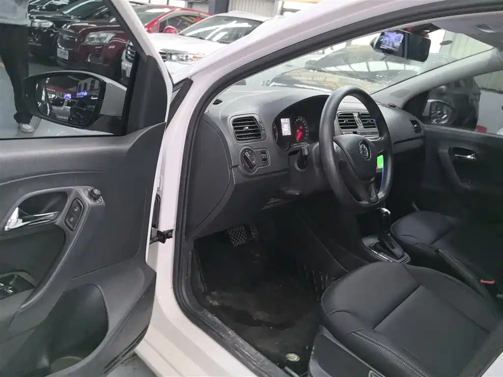 Volkswagen Polo 2016 1.4L Automatic Trend фото 16