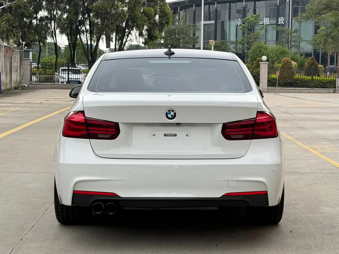 BMW 3 Series 2019 320i M Sport Black Night Edition фото 8