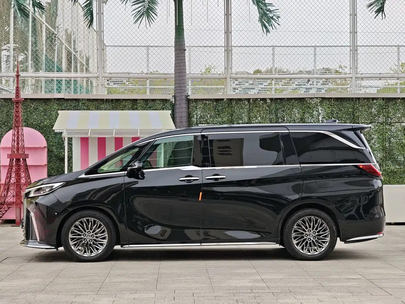 Lexus LM 2023 500h 6-Seater Prestige Edition фото 7