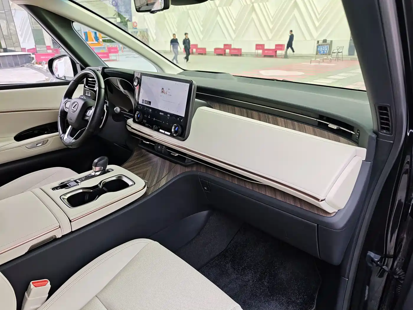 Lexus LM 2023 500h 6-Seater Prestige Edition фото 12