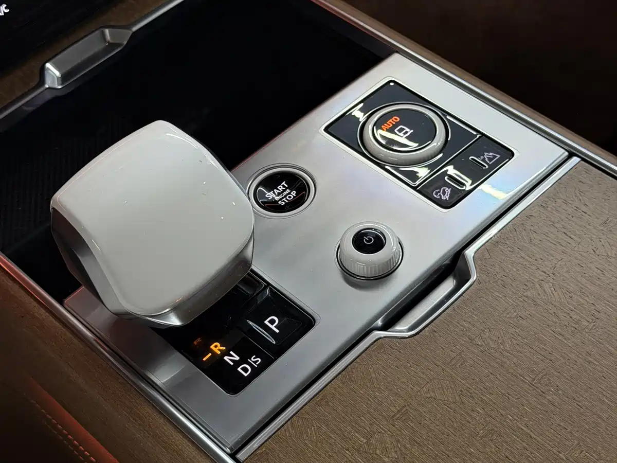Photo 10 - Land Rover Range Rover