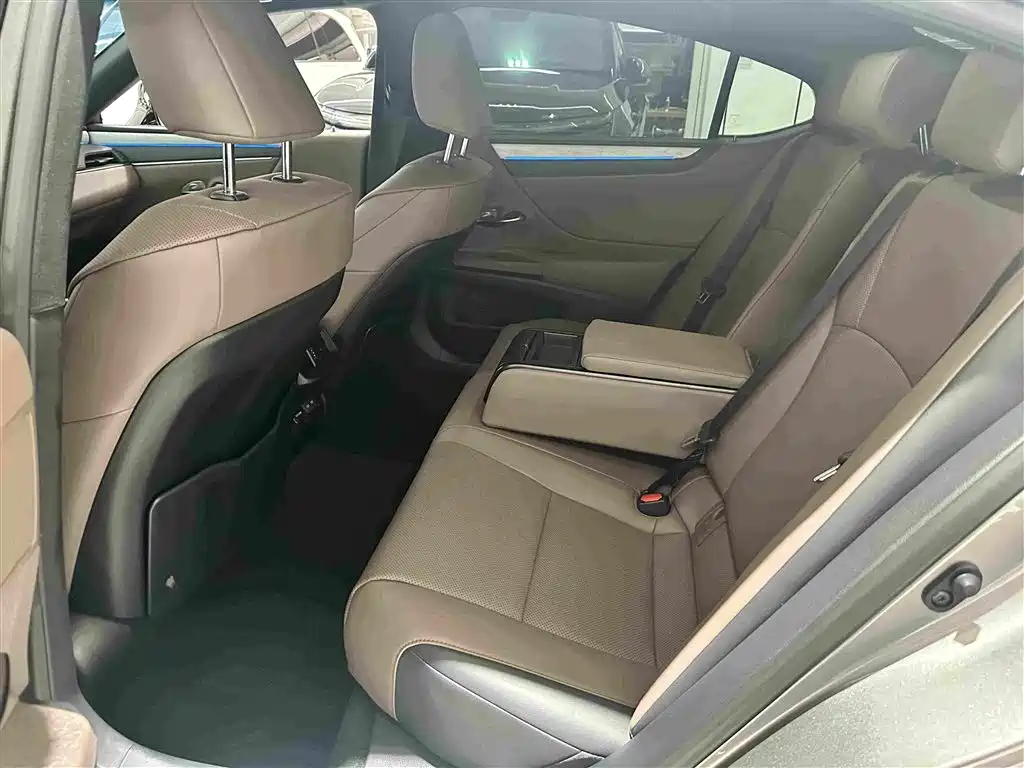 Lexus ES 2026 2025 200 Ultimate Edition