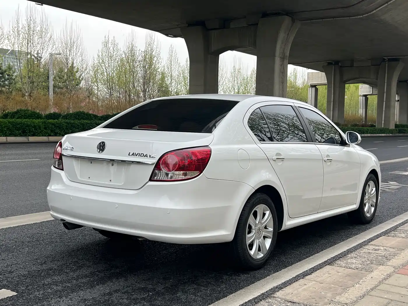 Volkswagen Lavida 2011 1.6L Automatic Pinya Edition фото 6