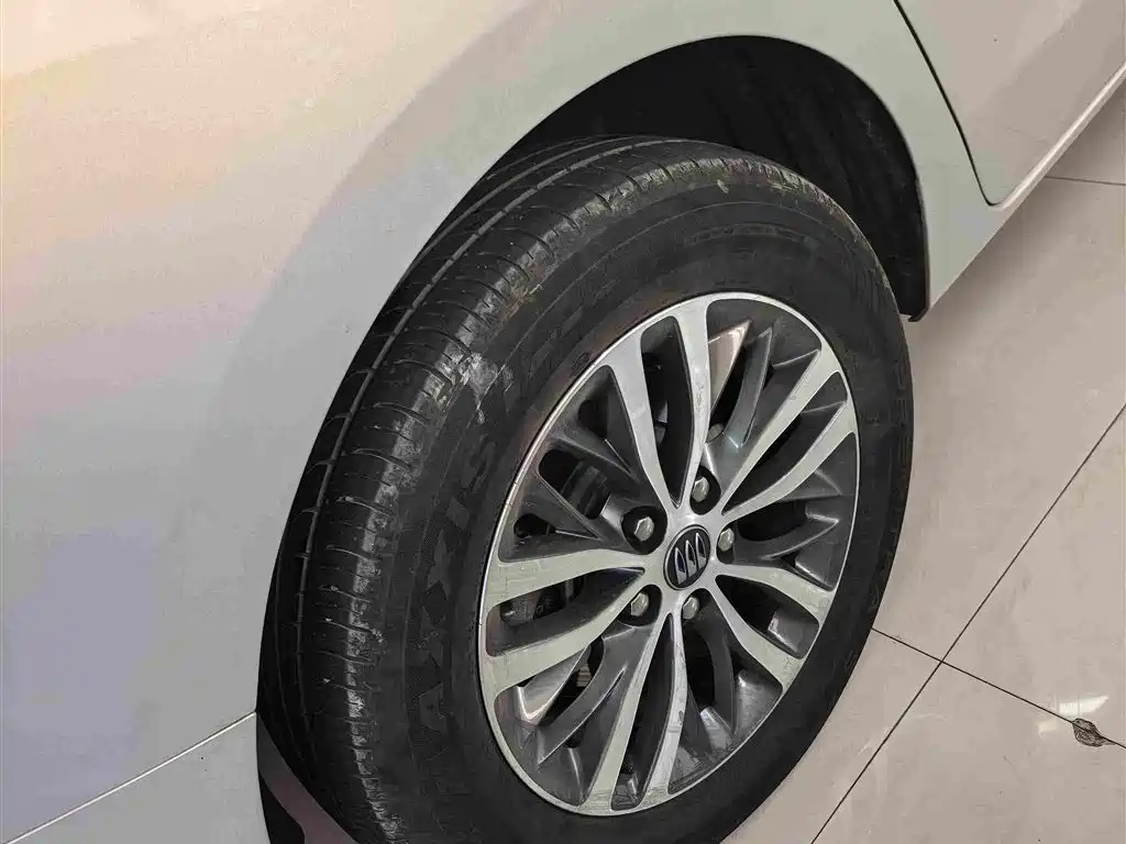 Photo 2 - Buick GL8