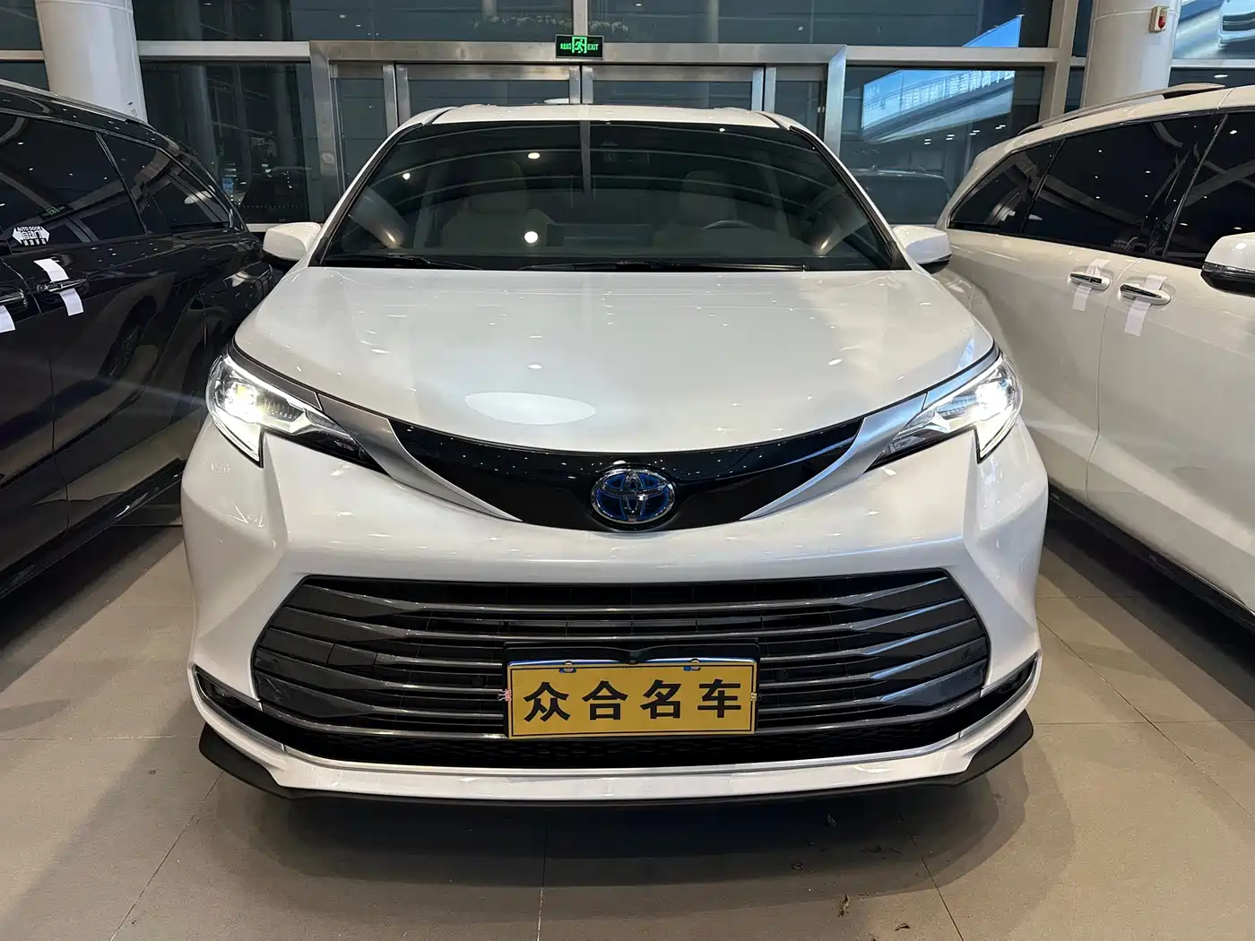 Toyota Sienna 2021 2.5L Hybrid Premium Edition фото 2