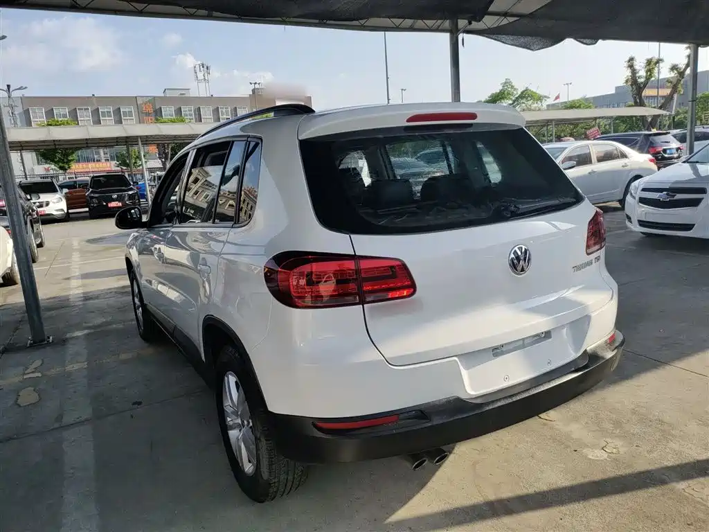 Volkswagen Tiguan 2015 1.8TSI Automatic 2WD Trendline фото 5