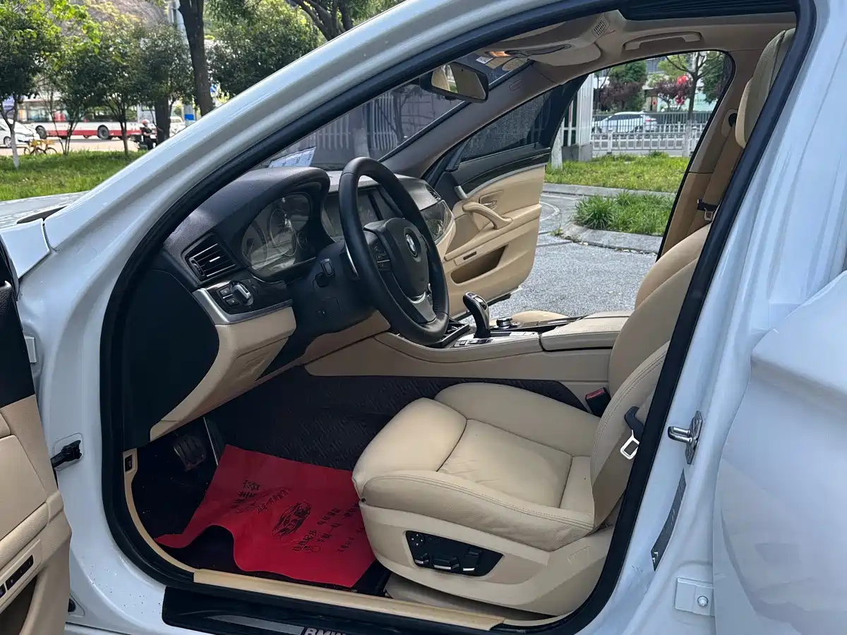 BMW 5 Series 2011 535Li Luxury фото 9