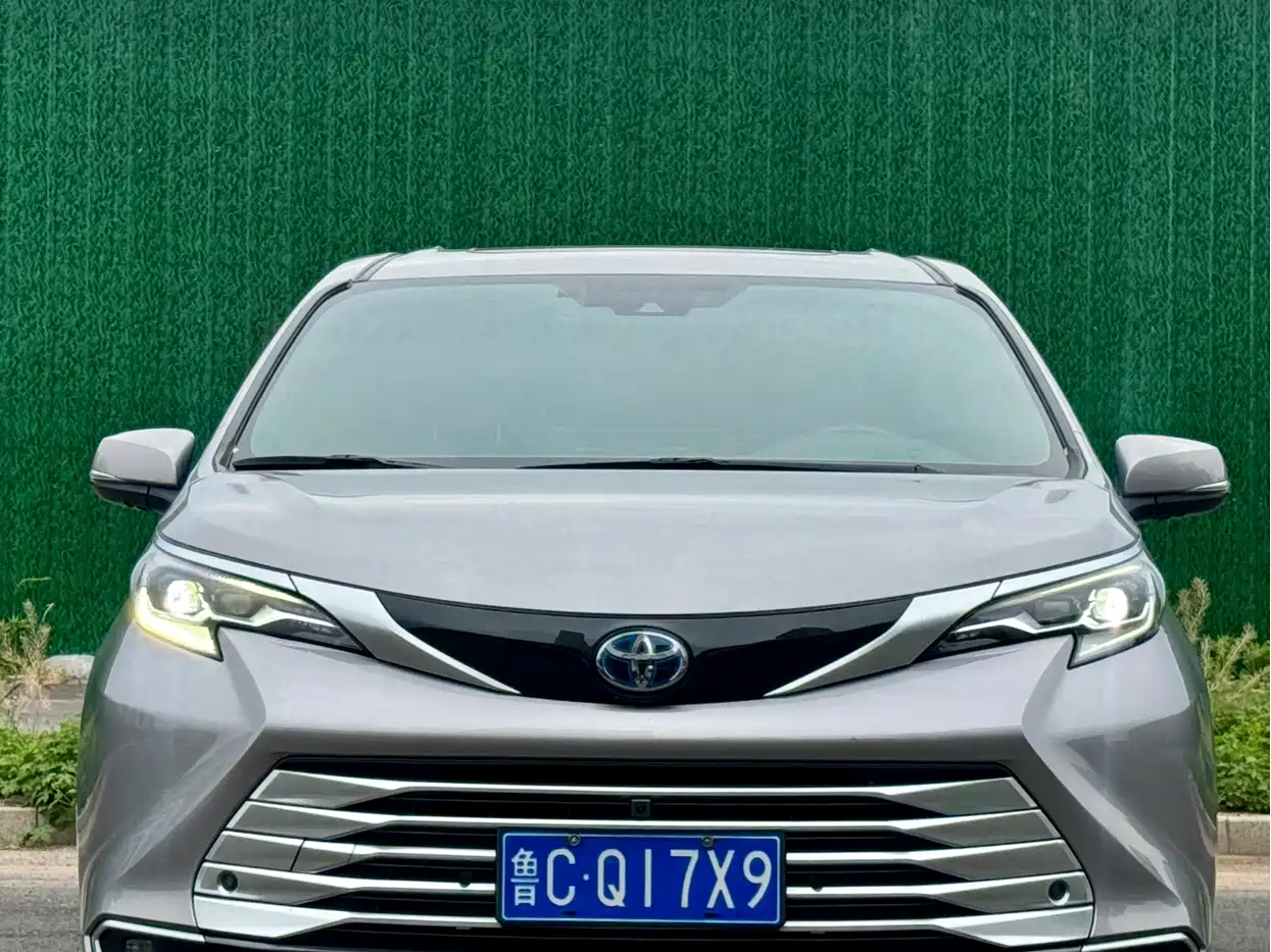 Toyota Sienna 2021 2.5L Hybrid Platinum Edition фото 2