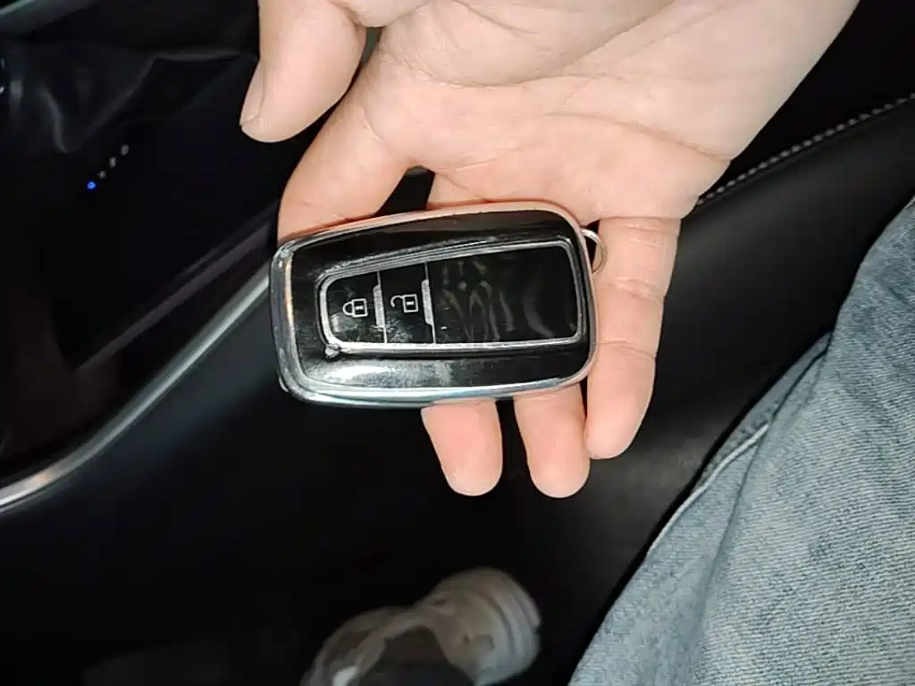 Фото 9 - Toyota RAV4