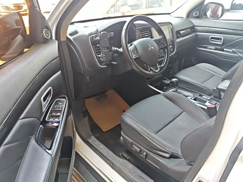 MITSUBISHI OUTLANDER