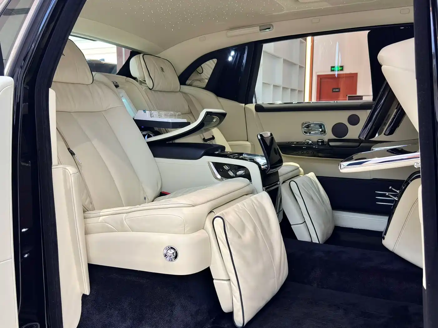 Rolls-Royce Phantom 2018 6.7T Long Wheelbase Version фото 21
