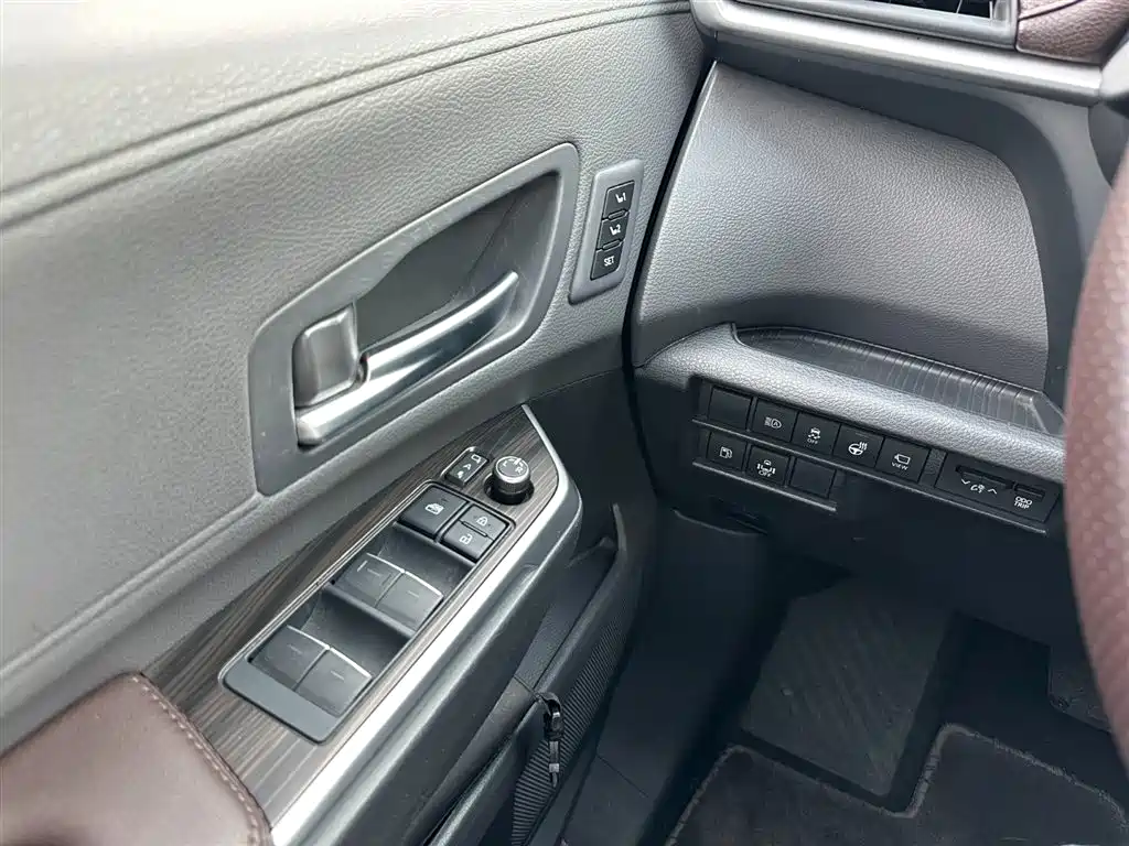Toyota Sienna 2023 2.5L Hybrid Platinum Edition фото 25