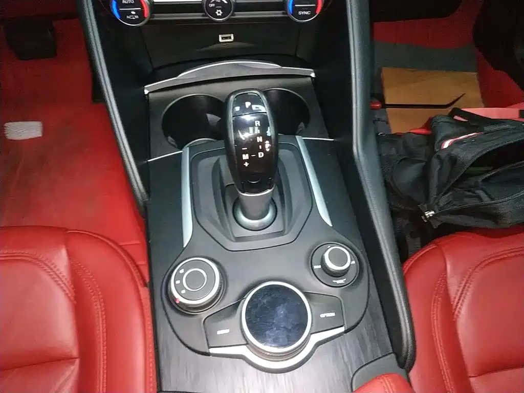 Alfa Romeo Giulia 2018 2017 2.0T 280HP Luxury Edition