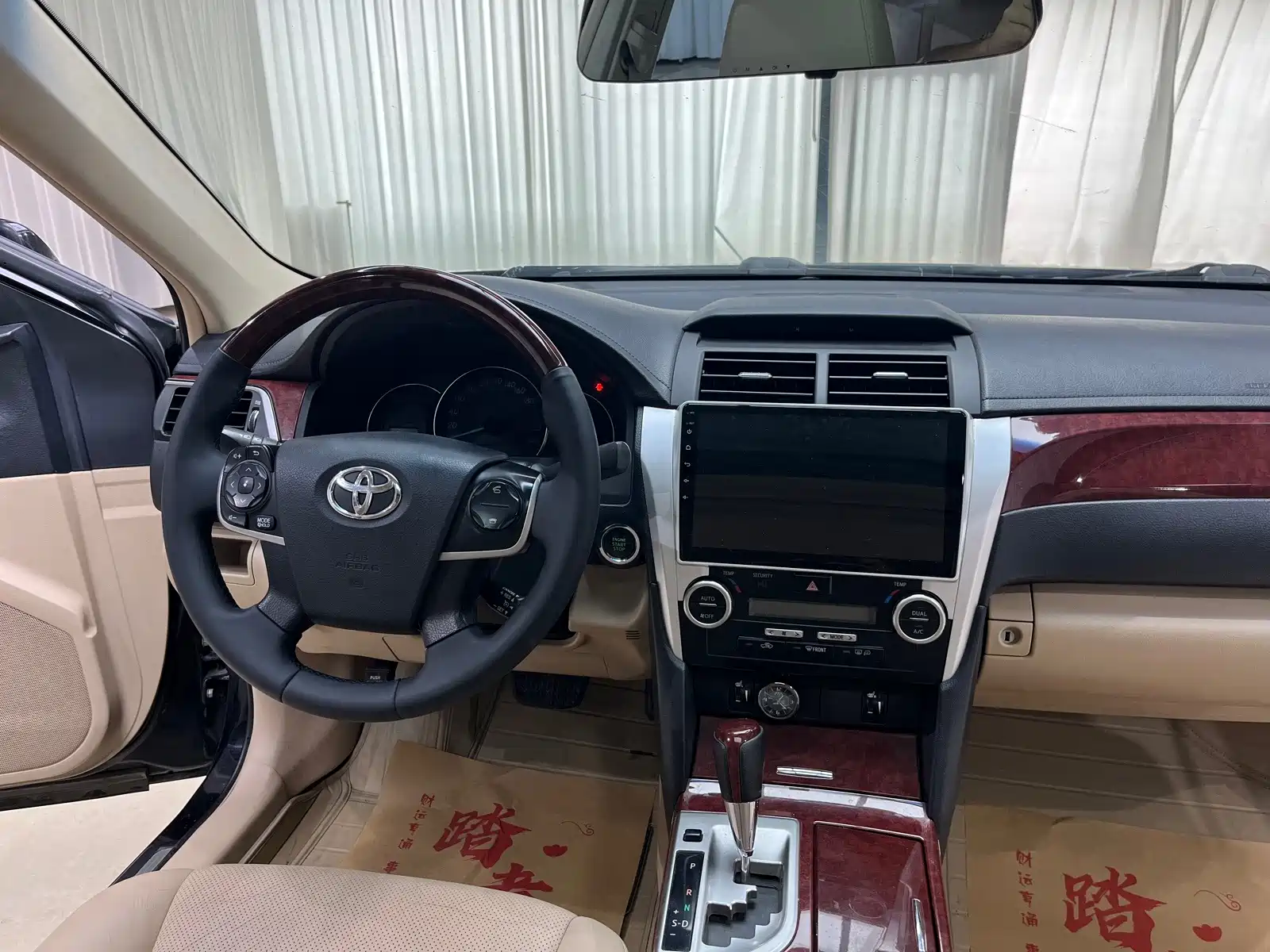 Фото 15 - Toyota Camry