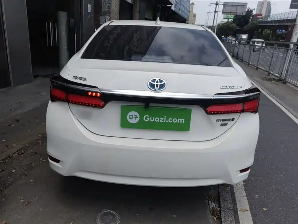 Toyota Corolla 2016 Hybrid 1.8L E-CVT Leading Edition фото 6