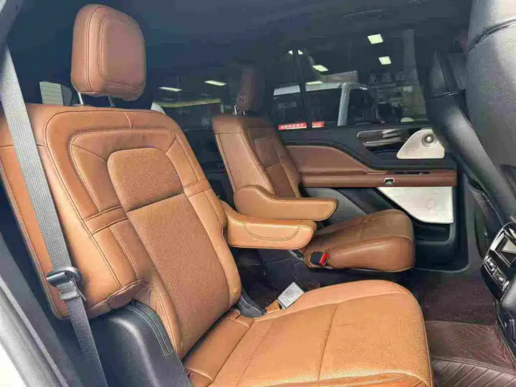 Фото 6 - Lincoln Aviator