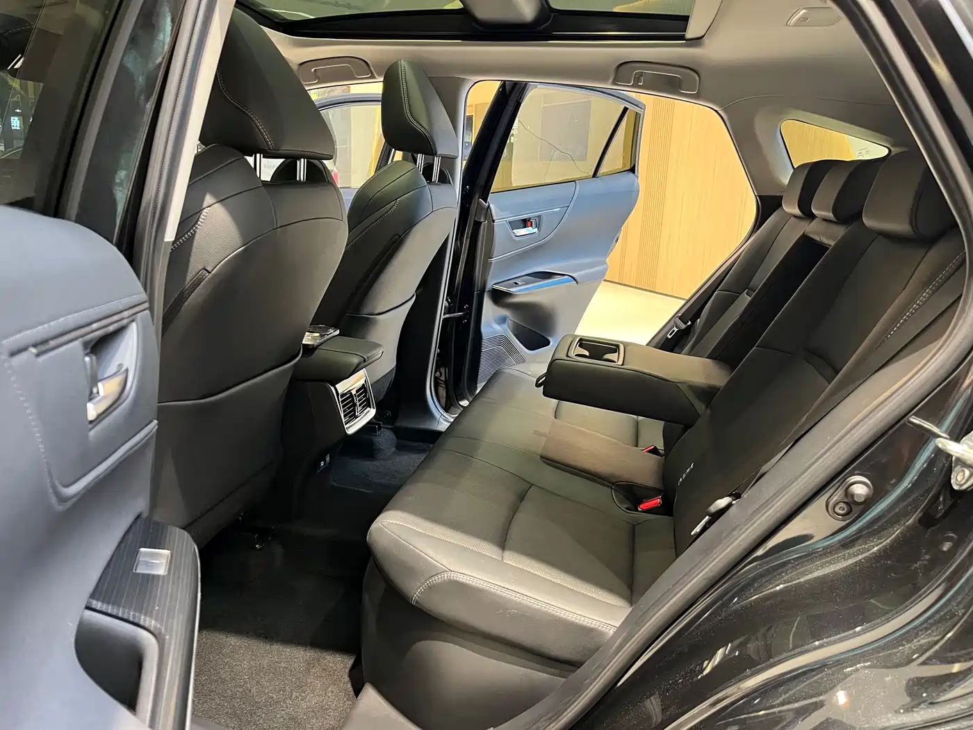 Toyota Venza 2022 Dual Engine 2.5L CVT 4WD Supreme фото 15
