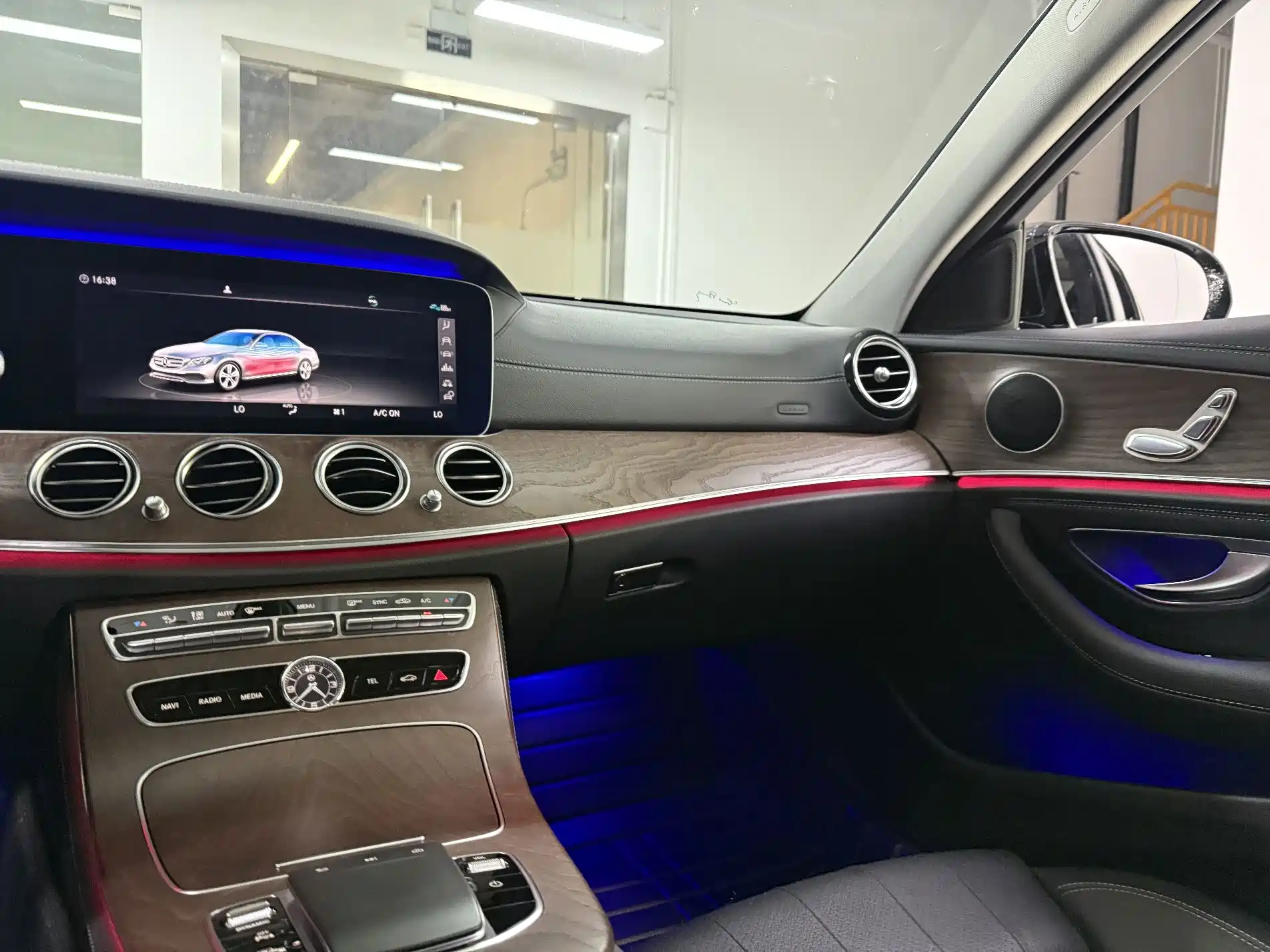 Photo 18 - Mercedes-Benz E-Class