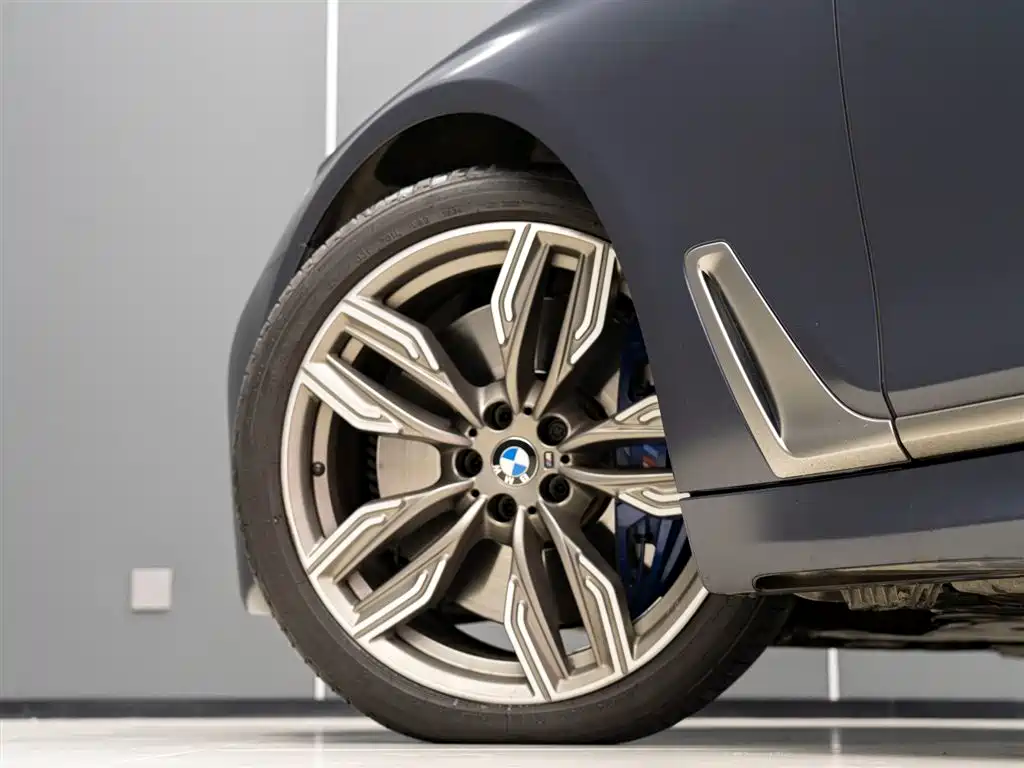 BMW 7 Series 2018 M760Li xDrive фото 5