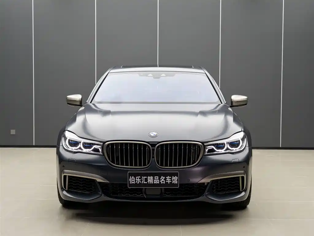 BMW 7 Series 2018 M760Li xDrive фото 3