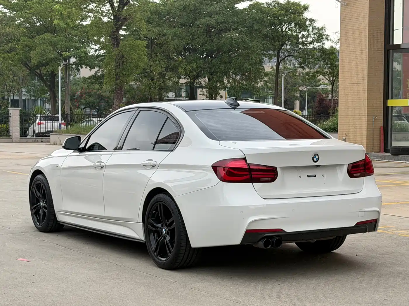 BMW 3 Series 2019 320i M Sport Black Night Edition фото 7