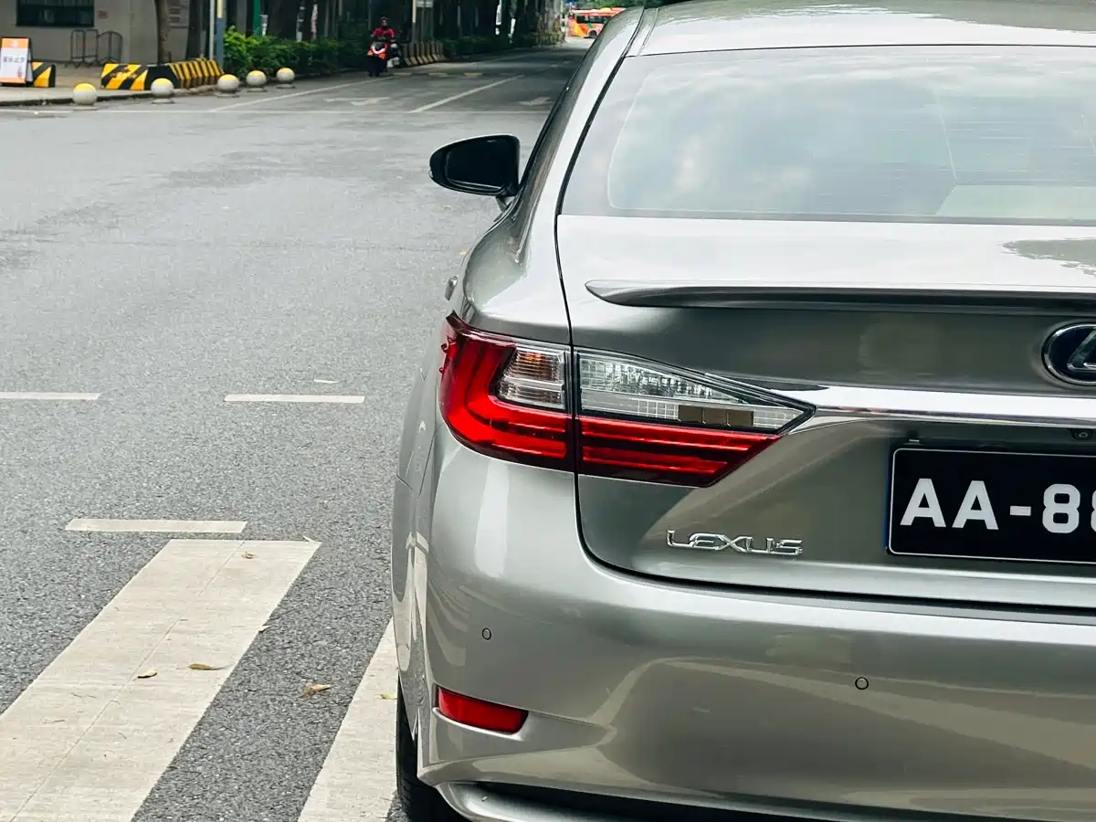 Lexus ES 2015 300h Comfort Edition фото 7