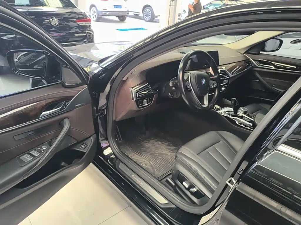 صورة 16 - BMW 5 Series