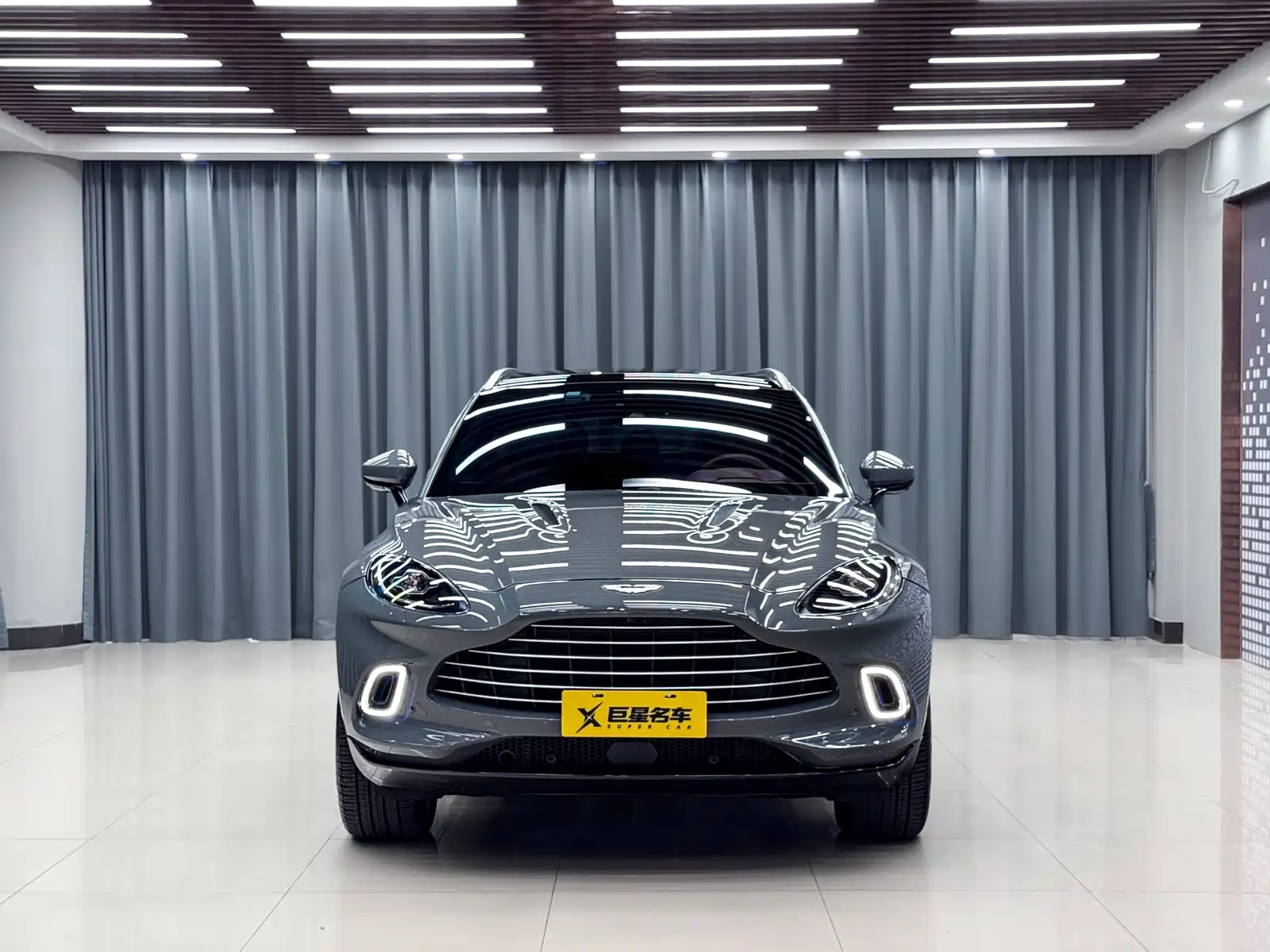صورة 2 - Aston Martin DBX