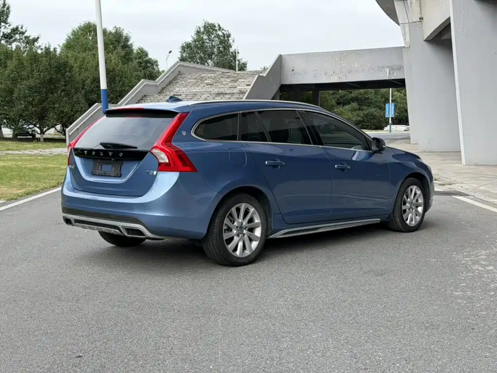 Фото 12 - Volvo V60