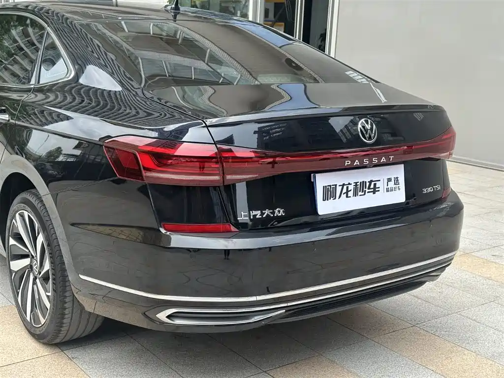 Volkswagen Passat 2022 330TSI Starlight Luxury Edition фото 16