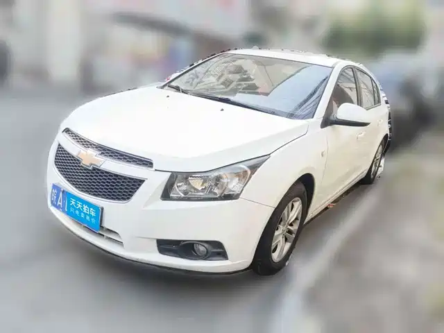 Chevrolet Cruze 2015 Hatchback 1.6L Manual Comfort — фото 1
