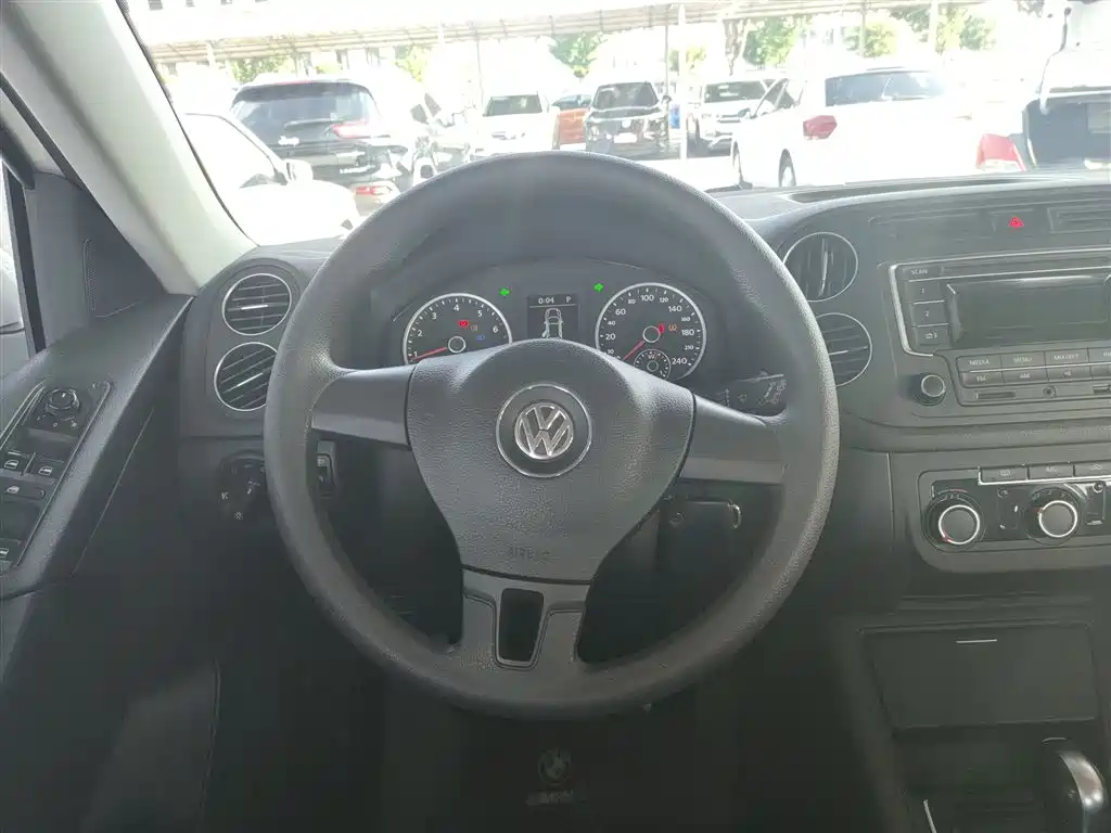 Volkswagen Tiguan 2015 1.8TSI Automatic 2WD Trendline фото 11