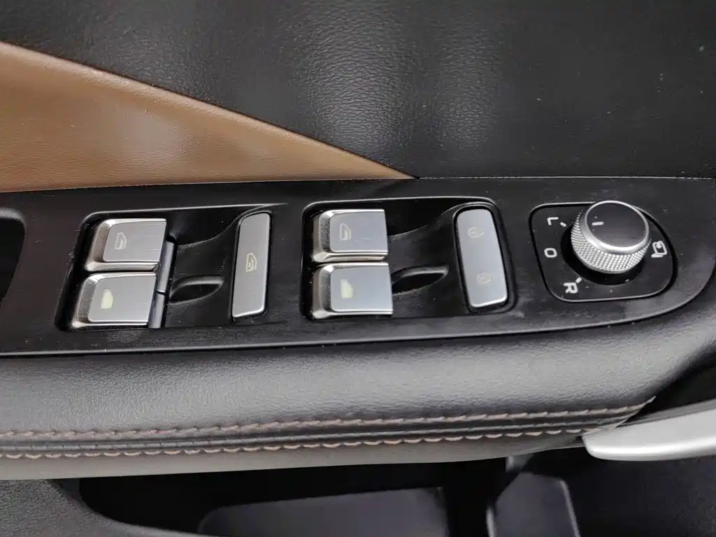 Фото 9 - Geely Coolray