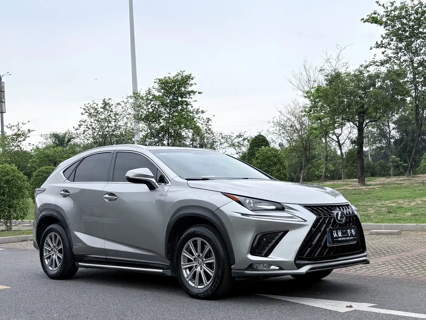 Lexus NX 2015 300h FWD Luxury фото 4