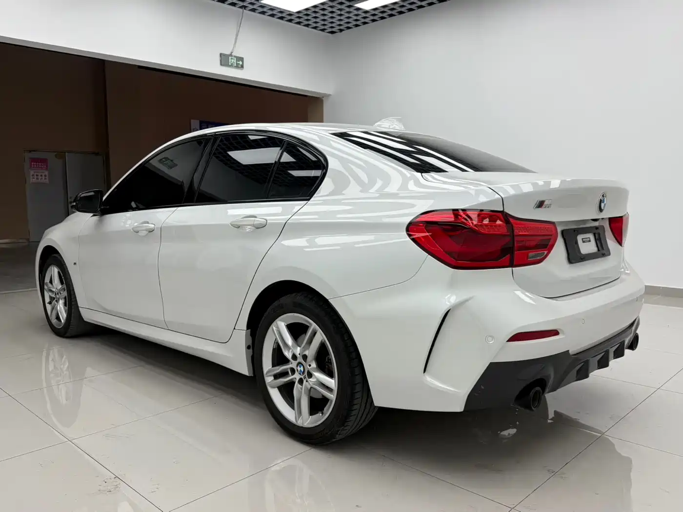 BMW 1 Series 2022 120i M Sport Shadow Edition фото 6