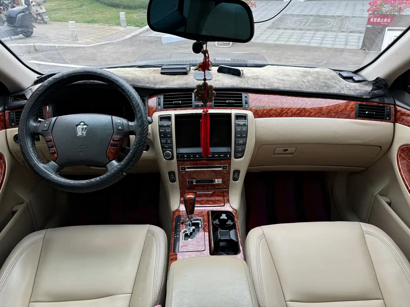 Photo 8 - Toyota Crown