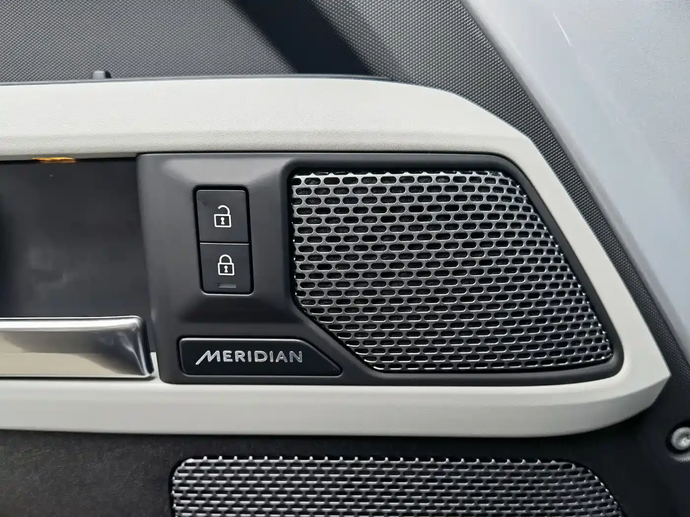 Land Rover Defender 2022 110 P400 X-DYNAMIC HSE фото 16