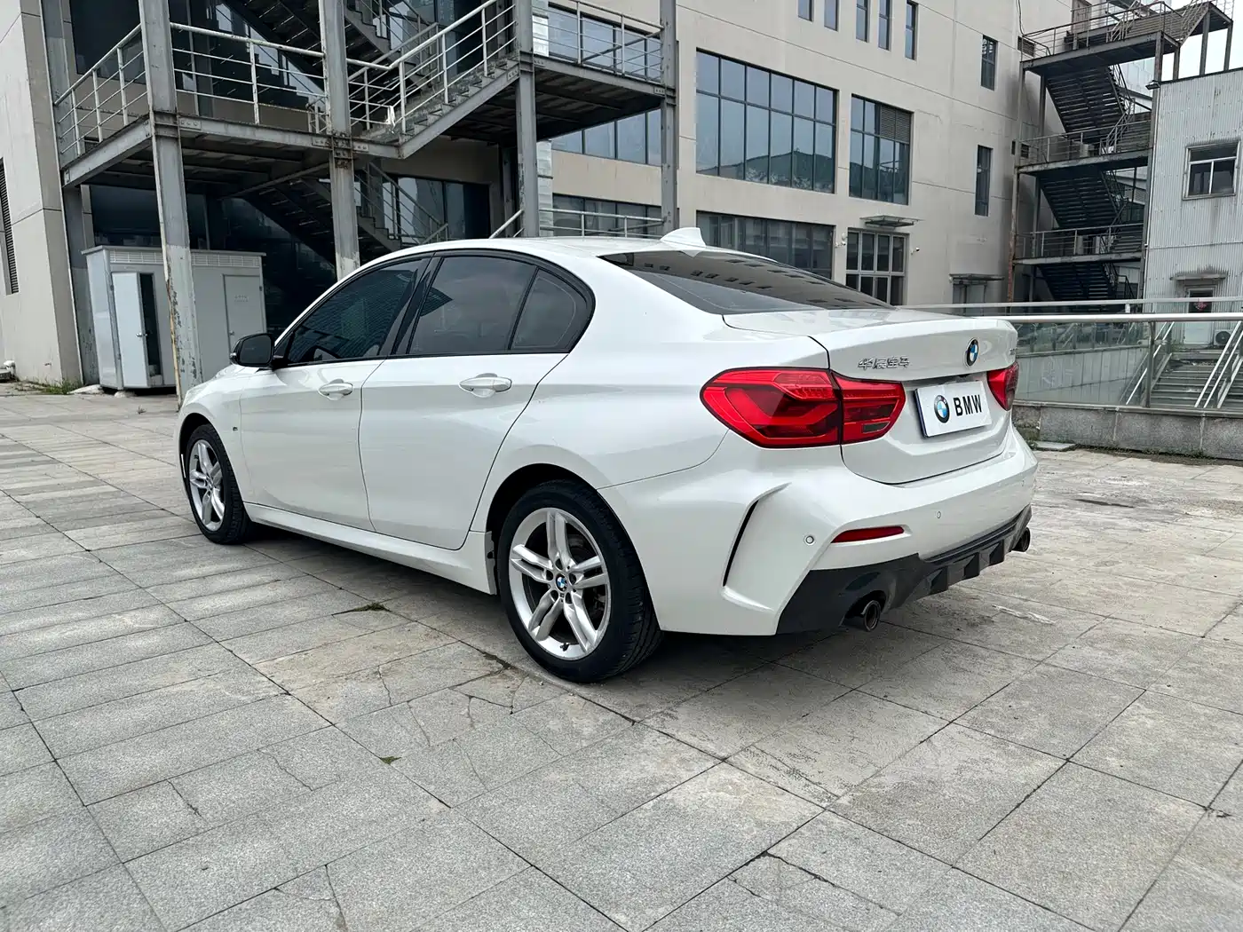 BMW 1 Series 2021 120i M Sport Shadow Edition фото 4