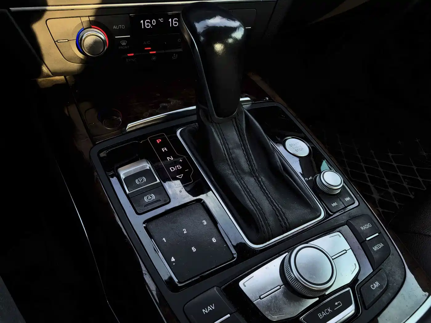 Фото 11 - Audi A6L