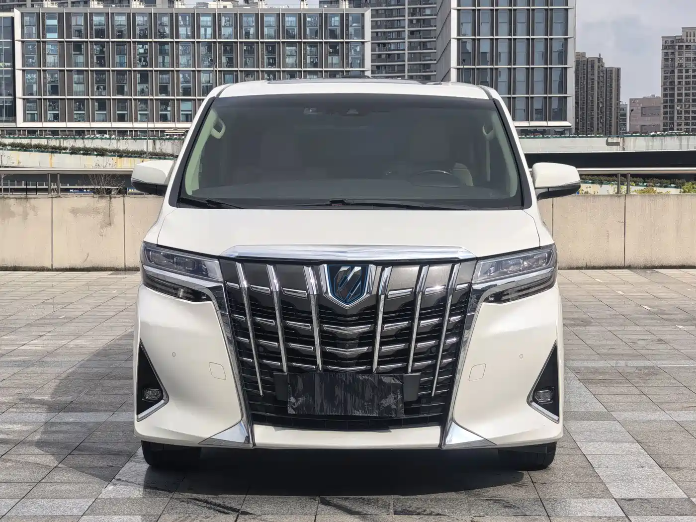 Photo 2 - Toyota Alphard