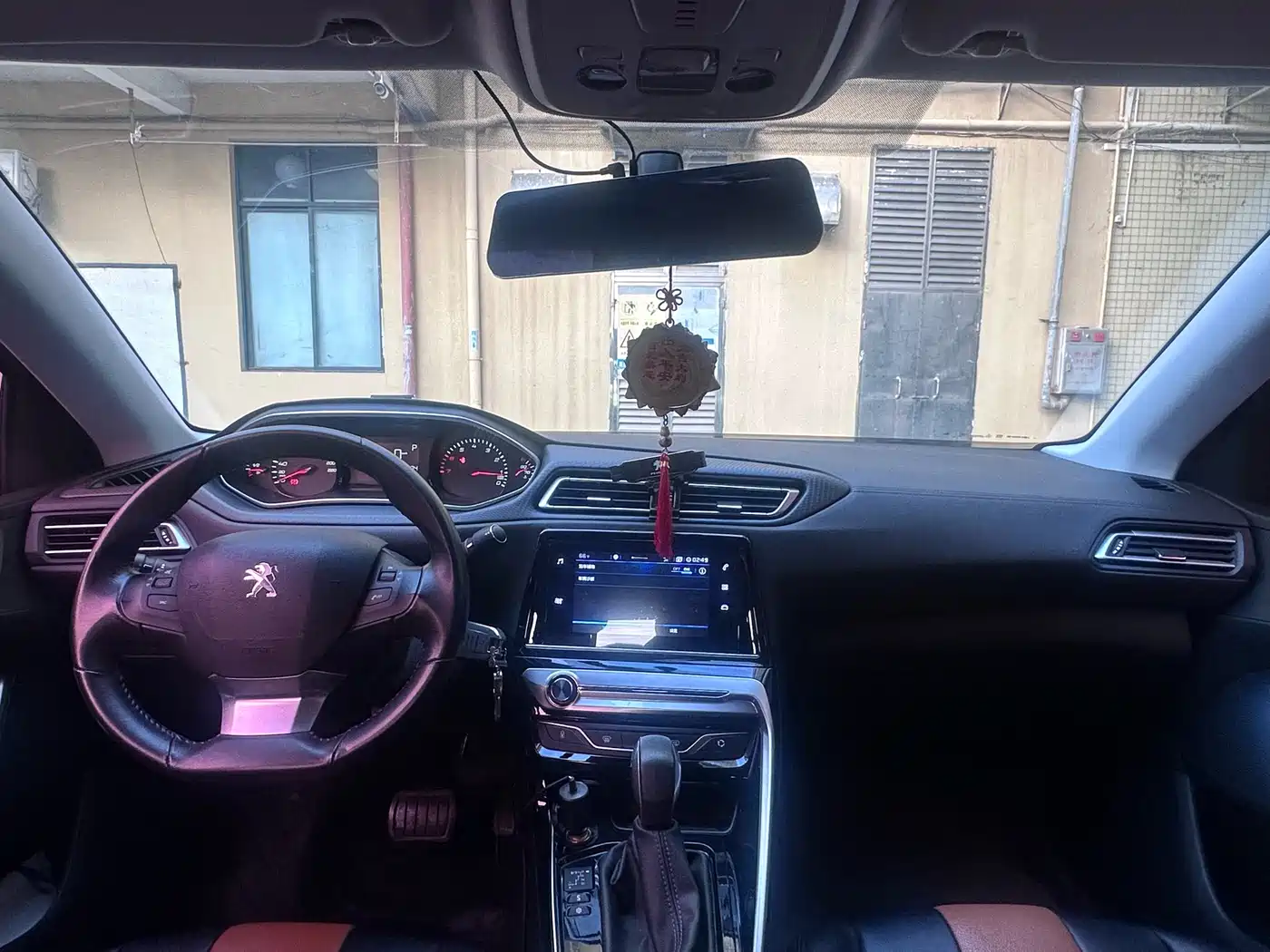 Peugeot 308 2018 1.6L Auto Luxury Edition фото 6