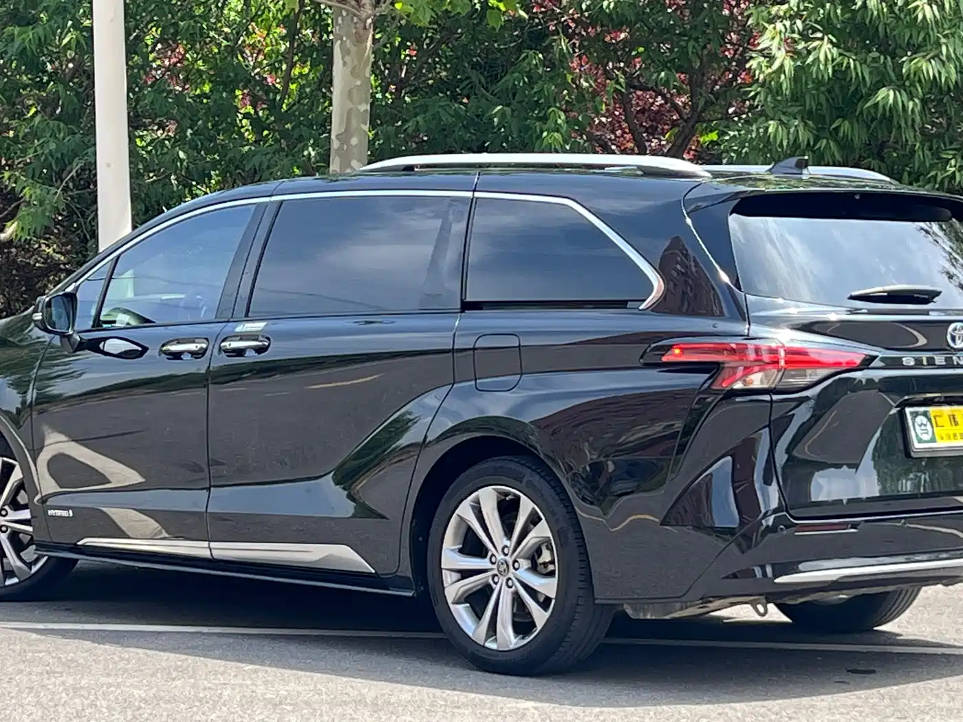 Toyota Sienna 2023 2.5L Hybrid Platinum Edition фото 6