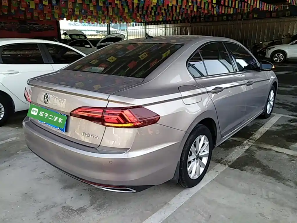 VOLKSWAGEN BORA